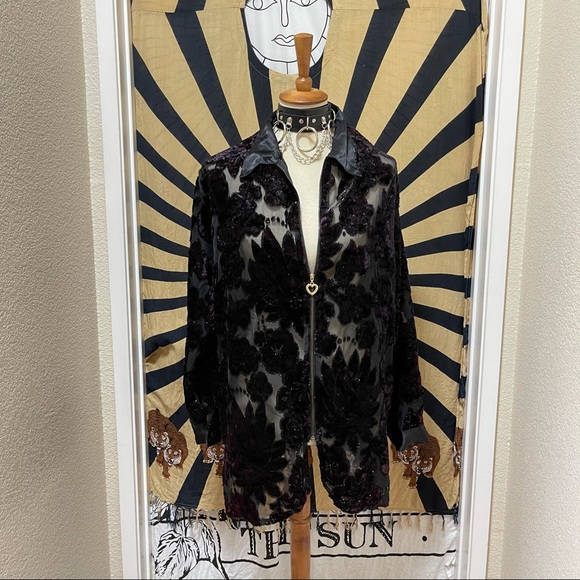 🌈 Gorgeous Velvet Vintage flower jacket - Picture 2 of 12